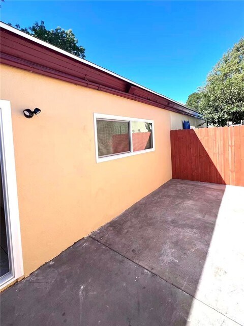 Building Photo - 4109 W 5th St