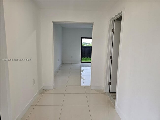 Building Photo - 215 NW 13th Pl