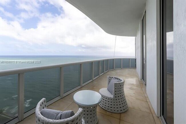 Primary Photo - 15811 Collins Ave