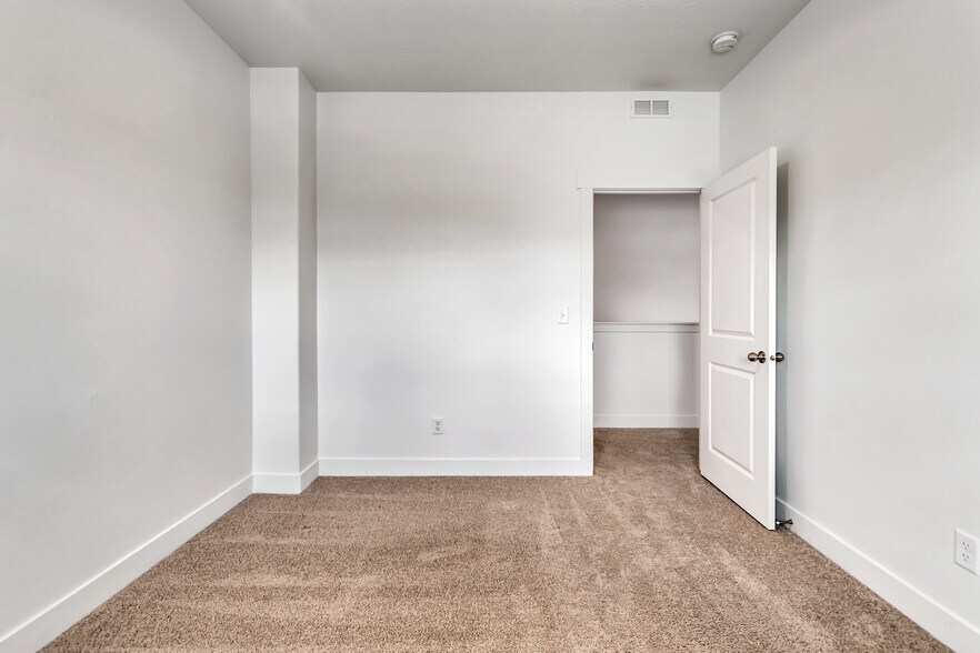 Building Photo - 1593 N 1870 E