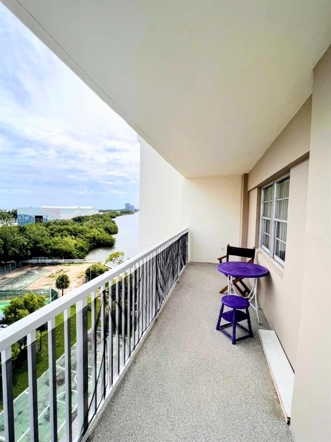 Building Photo - 300 Bayview Dr