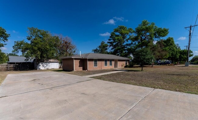 Building Photo - 606 E 2nd St