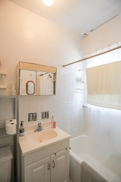 Building Photo - 4647 N Manor Ave