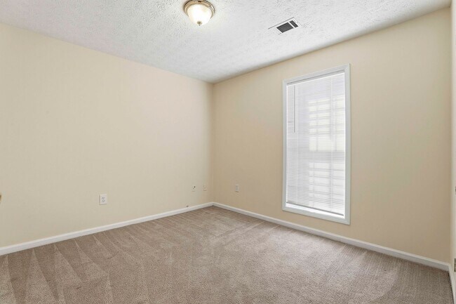 Building Photo - 3BR Split Level with 2 Car Garage in Jonesboro