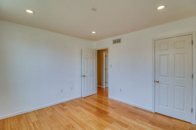 Building Photo - THIS IS THE ONE YOU HAVE BEEN WAITING FOR!...