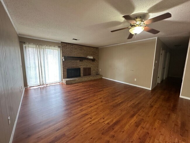 Building Photo - Come take a look at this 3-bedroom 2-bathroom home!