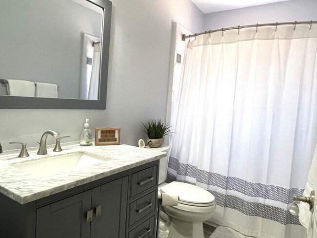 Building Photo - 3 bedroom, 3 bath unfurnished or furnished...
