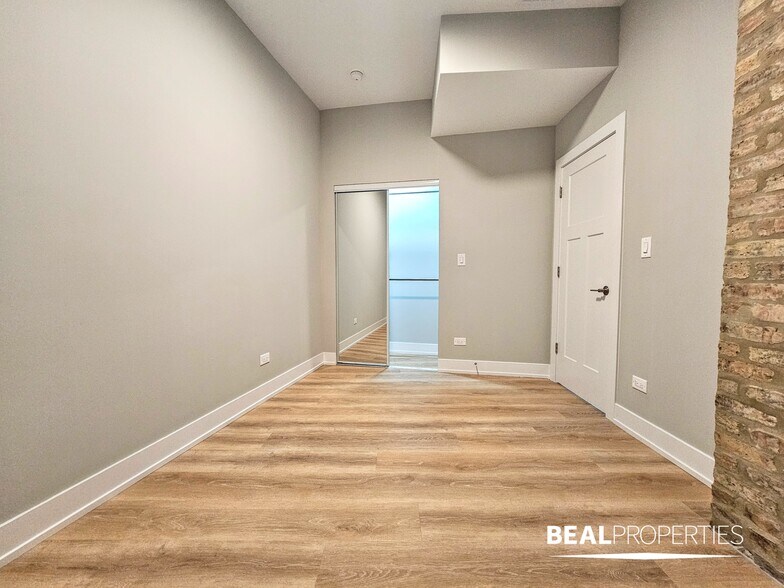 Building Photo - 428 W Belden Ave