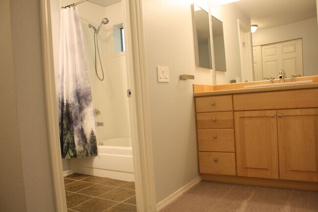 Building Photo - Top Floor 3 bdrm Mill Creek Country Club Condo Rental. Private back deck to nature reserve. Swim ...