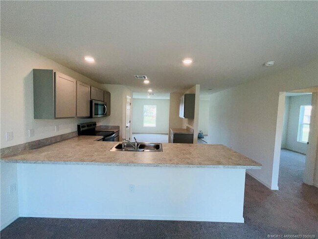 Building Photo - 934 SW McDevitt Ave