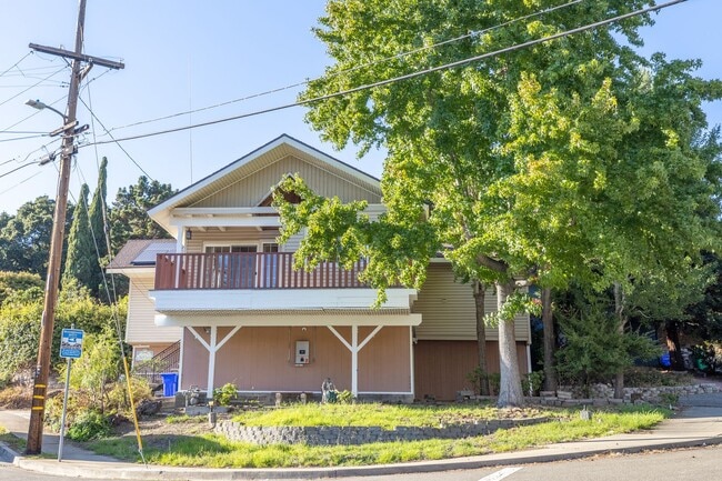 Building Photo - Beautiful 3 bedroom home with Castro Valle...