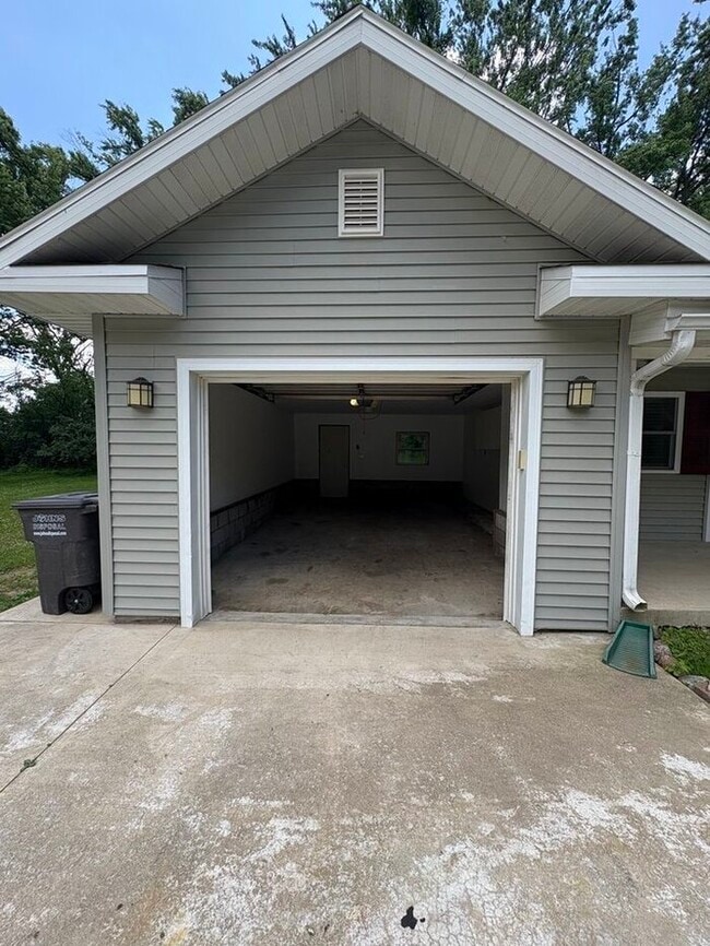 Building Photo - 3bdrm/1 bath - Lake Como