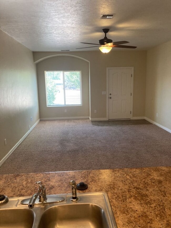 Building Photo - 3 Bed - 2 Bath, 1 Car Garage Single Level ...