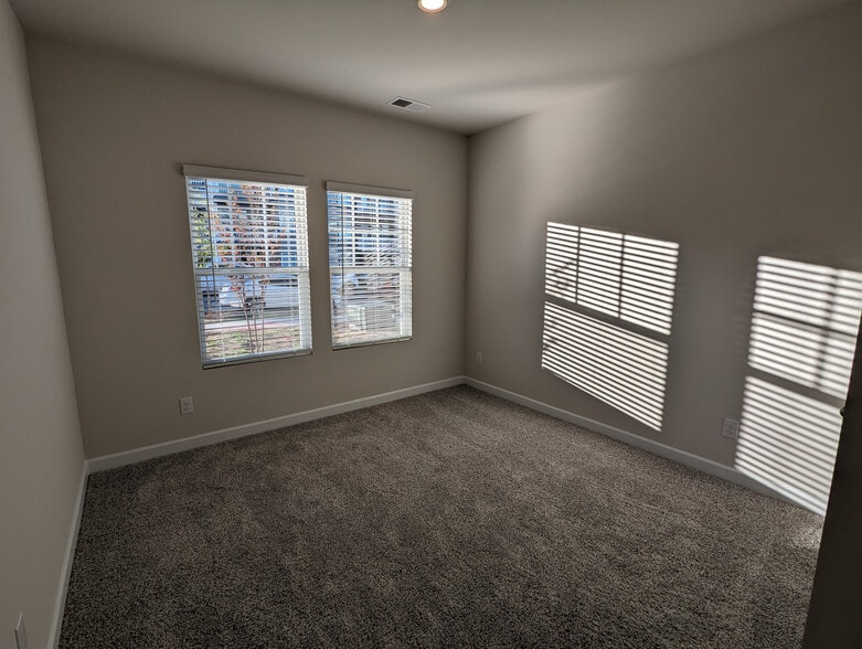 Building Photo - Room in Townhome on Memorial Pkwy