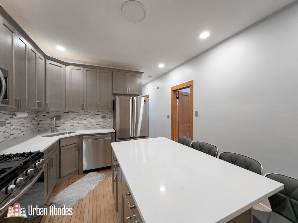 Building Photo - 4322 W Kamerling Ave