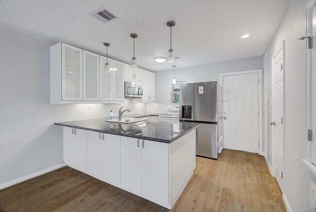 Building Photo - 424 15th St