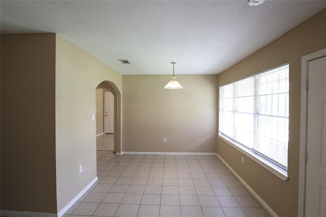 Building Photo - 5734 Lyndhurst Dr