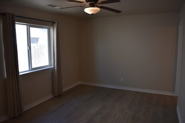Building Photo - 524 Janell Ct