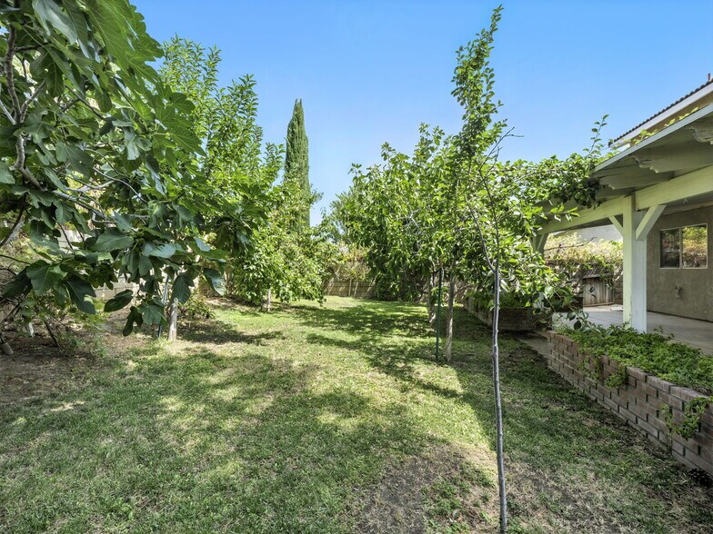 Building Photo - 44131 Sunmist Ct