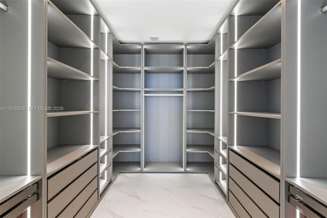 Building Photo - 700 NE 24th St