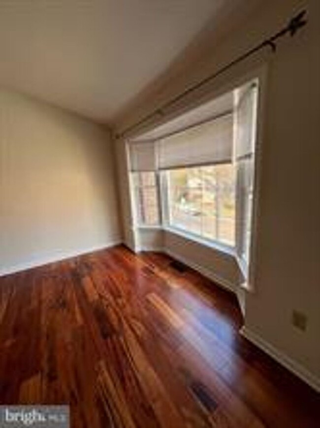 Building Photo - BEAUTIFUL END UNIT TH NEAR DOWNTOWN ROCKVILLE