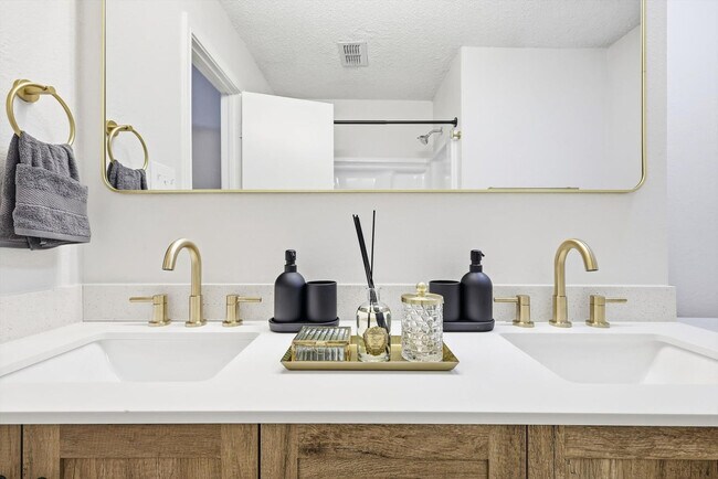 Building Photo - 2 St Charles Pl