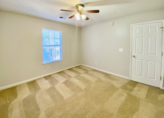 Building Photo - 425 Ridgehill Dr