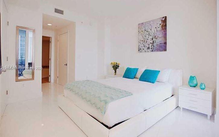 Building Photo - 18201 Collins Ave