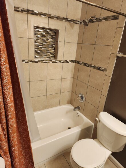 share full bath with one other tenenat - 8917 Loughran Terrace