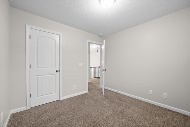 Building Photo - Pet Friendly Three Bedroom in Rossview!