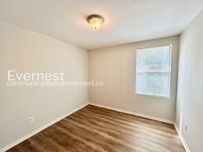 Building Photo - 230 Creek Cove Dr