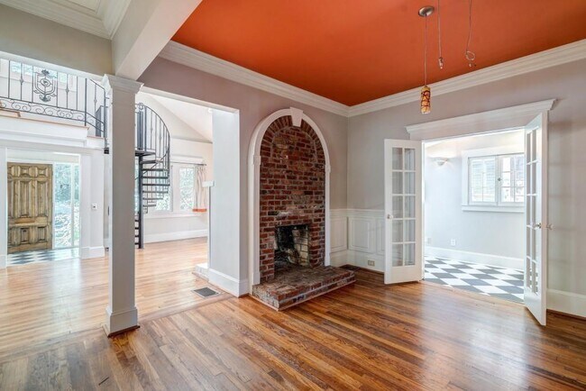 Building Photo - 316 9th St NE