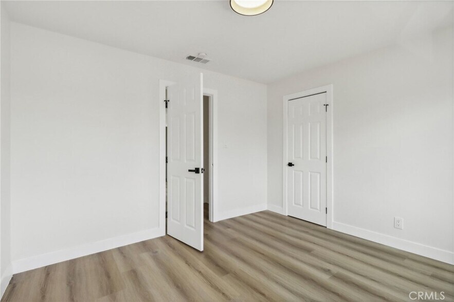 Building Photo - 1226 W Vernon Ave