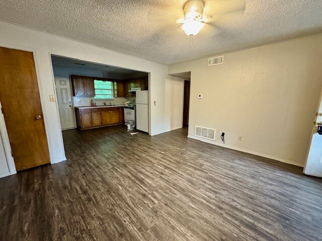 Building Photo - 2074 N Gregg Ave
