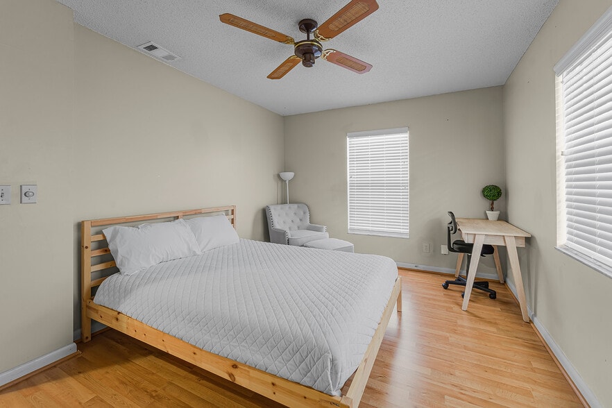 Building Photo - 784 E Fairbairn Dr