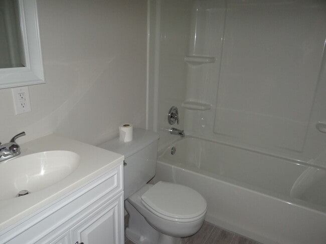 Building Photo - Annual Renovated Duplex 2 bed 1 bath 1 car...