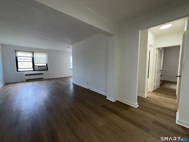 Building Photo - 28 Strawberry Hill Ave