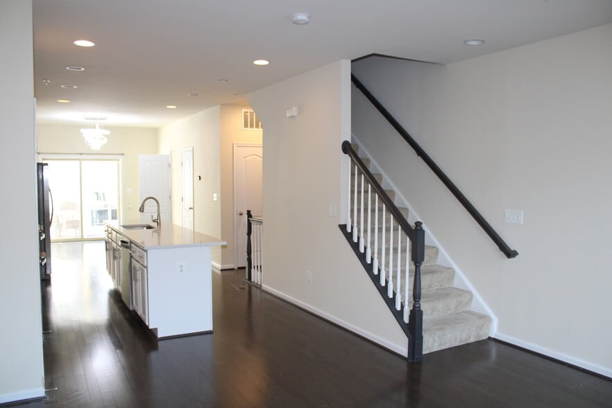 Building Photo - 829 Jarrett Ln