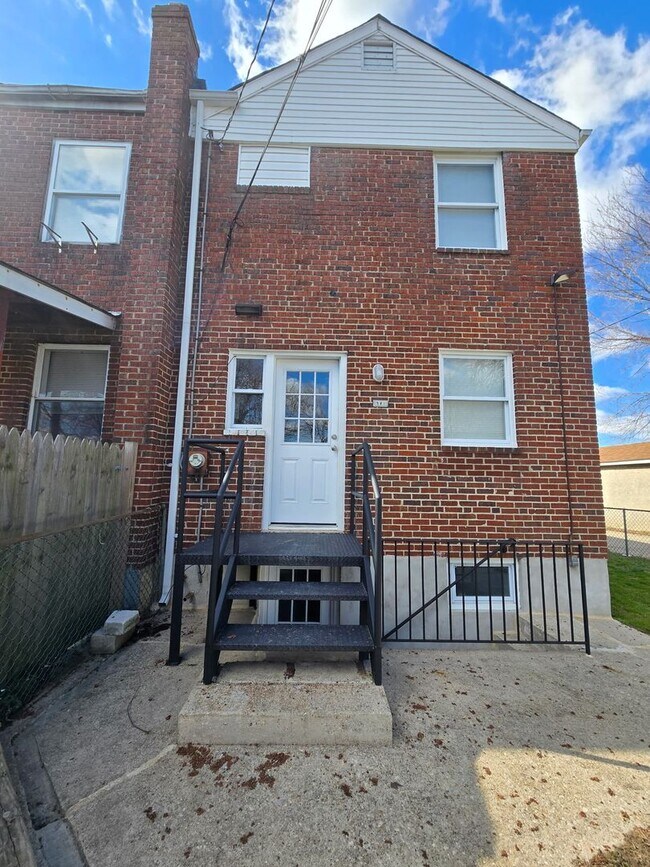 Building Photo - **3 BEDROOM TOWNHOME IN BALTIMORE COUNTY AVAILABLE**