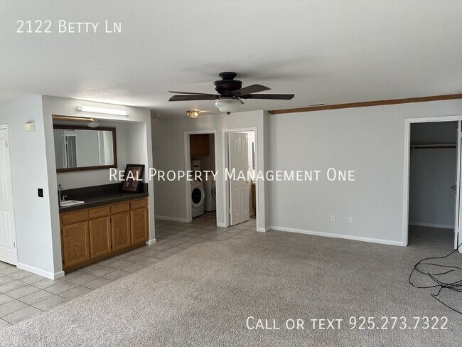 Building Photo - 2122 Betty Ln