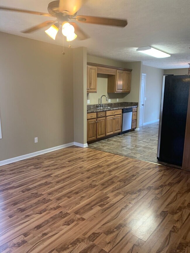 Building Photo - COMING SOON...3 Bedroom in GREAT LOCATION in the Center of Town!