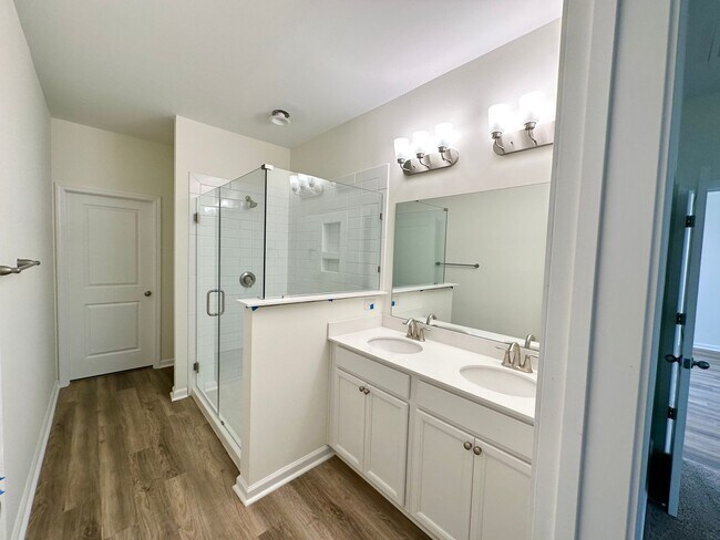 Building Photo - Townhouse with amenity packed neighborhood...