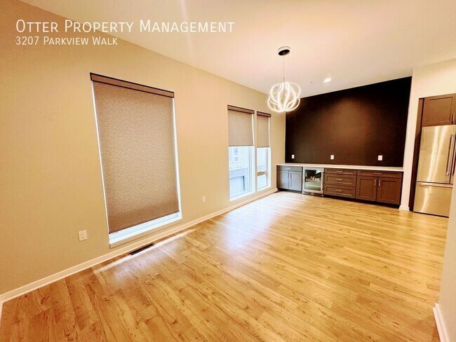 Building Photo - 3207 Parkview Walk