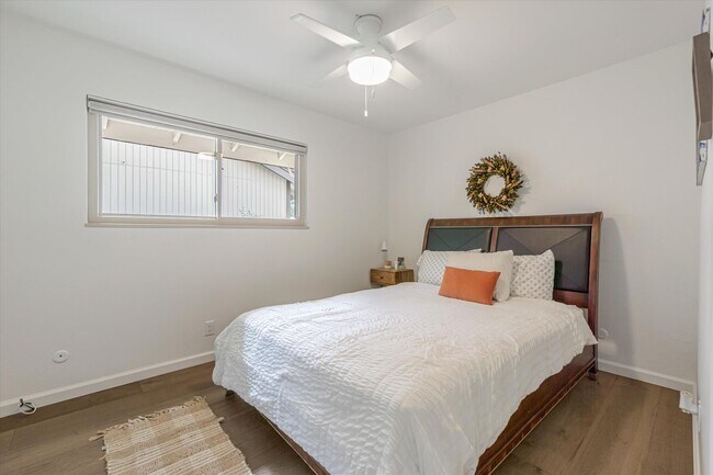Building Photo - Freshly Renovated, End Unit Town-House Ava...