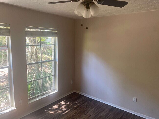 Building Photo - Gorgeous 2 Bedroom 1.5 Bathroom Condo With Stunning Flooring! AMAZING DEAL.