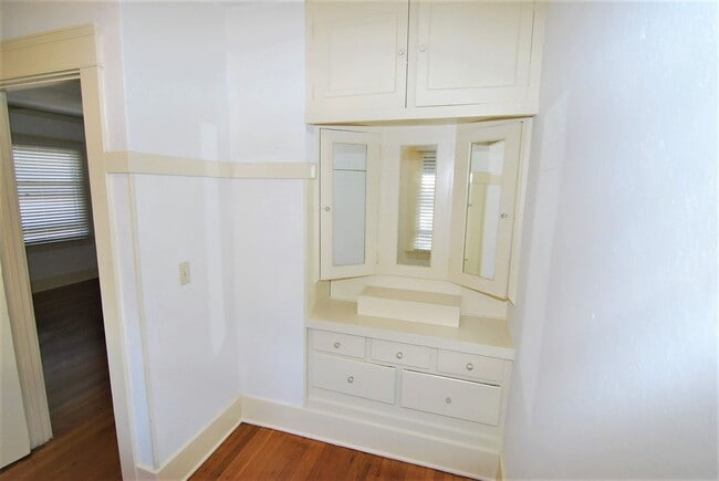 Building Photo - Charming Upstairs 1BR with Vintage Appeal in Alamitos Beach