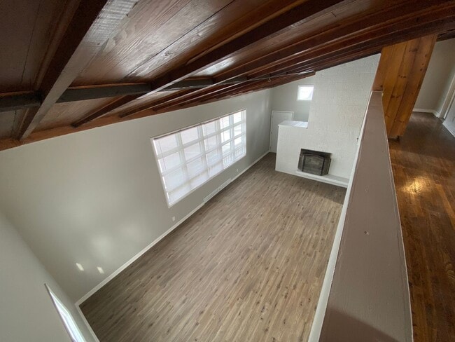 Building Photo - Remodeled 3 bed 2 bath