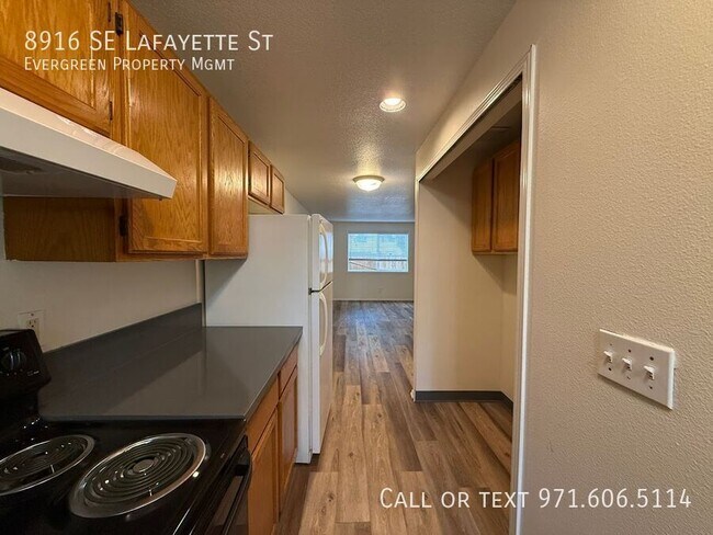 Building Photo - 8916 SE Lafayette St
