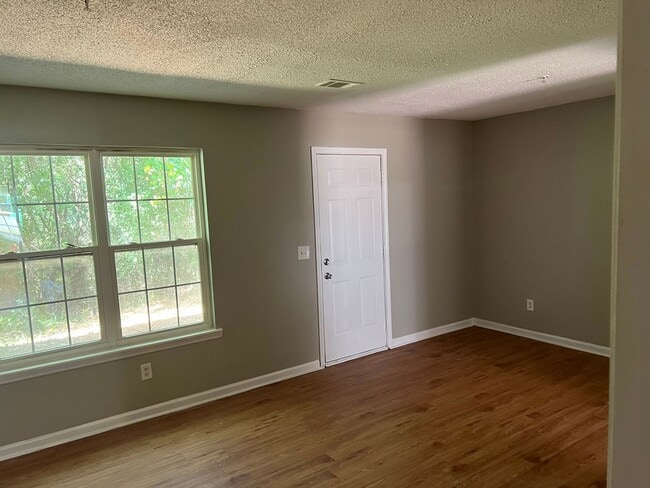 Building Photo - Modern 3BR/2.5BA Townhome