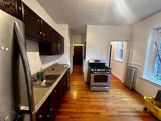 Building Photo - 3Br/1Bth, Available Sep. 1, 2026. Great location!  H/HW included! Laundry in building.